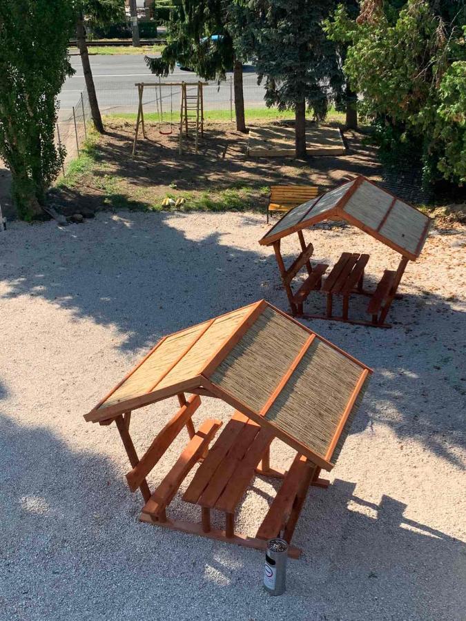 Kinizsi Udvar Apartmanház Balatonboglár Exterior foto