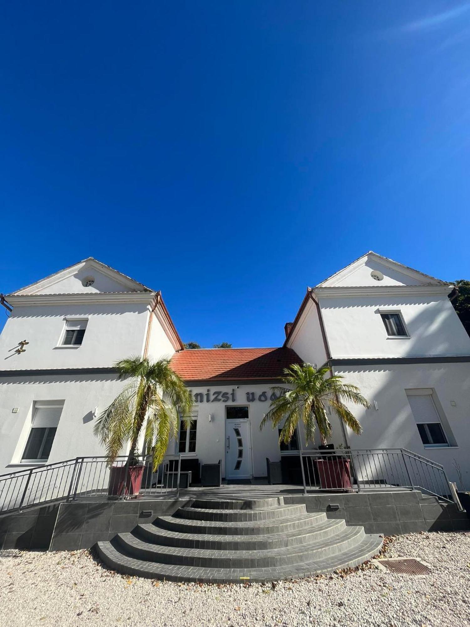 Kinizsi Udvar Apartmanház Balatonboglár Exterior foto